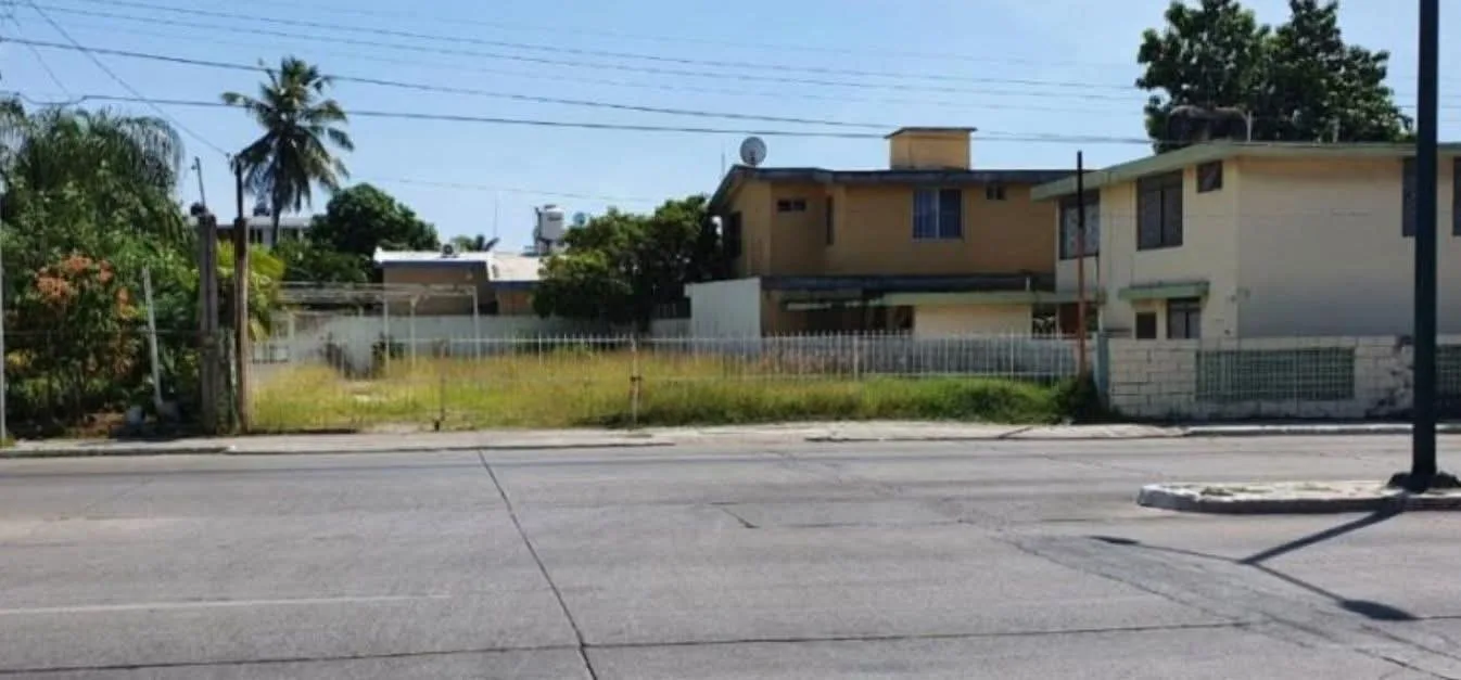 TERRENO EN RENTA SOBRE AVENIDA UNIVERSIDAD